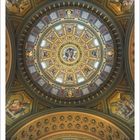 Ein Kalender für April 2027, darunter ein Foto der kunstvoll verzierten Decke der St.-Stephans-Basilika in Budapest.