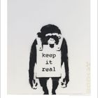 "keep it real" steht auf einem Schild, das von einem Schimpansen getragen wird. Es ist eine stencilartige Illustration.