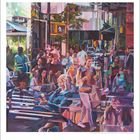 Zahl "4" unten links. Gemälde einer belebten Straßenszene mit Menschen, Bäumen und Gebäuden.