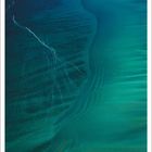 April. Unten eine Zahlreihe von 1 bis 30. Oben türkisfarbenes Wasser mit dunklen und hellen Wellenmustern.