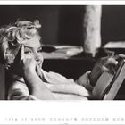 Zahlen von 1 bis 30 unten. Eine Person in einem Bademantel liegt entspannt und liest ein Buch.