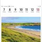 Kalender mit Juni-Woche, 7.-13. Juni. Foto von Long Strand, Irland: Sandstrand, Wellen, grüne Felder im Hintergrund.
