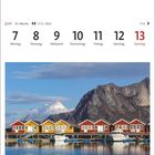 Kalender für Juni, Woche 23. Bild zeigt bunte Fischerhütten in Kjerringøy, Nordland, vor einem Berg.