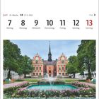 Kalender: Juni, 23. Woche, 7. bis 13. Montag bis Sonntag. Rathaus in Söderhamn, Hälsingland. Brunnen und Blumen im Vordergrund.