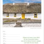 Mögest du immer einen Blick für das Sonnenlicht haben, das sich in deinen Fenstern spiegelt. Reetdach-Cottage mit bunter Tür.