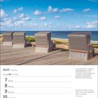 "Juni, 23. Woche. Zwillinge 21.5.–20.6. Nichtstun macht nur dann Spaß, wenn man eigentlich viel zu tun hätte. –Noël Coward."   
Woche vom 7. bis 13. Juni. Oben: Strandkörbe mit Meerblick.