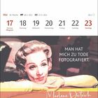 Text: "MAN HAT MICH ZU TODE FOTOGRAFIERT." und "Marlene Dietrich". Illustration einer lächelnden Person, Kalenderdatum Mai.