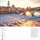 „Juni, 23. Woche. Zwillinge ♊ 21.5.–20.6. Ein Wahrzeichen Veronas ist der Ponte Pietra.“ Der Fluss fließt unter einer Brücke.