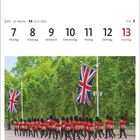 Juni, 23. Woche, 7.-13. Montag bis Sonntag. Militärparade mit Soldaten in roten Uniformen, britische Fahnen wehen.