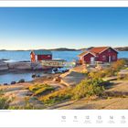 Mai, 19. Woche, Montag 10 bis Sonntag 16. Zwei rote Holzhütten auf Felsen am Wasser bei klarem Himmel.