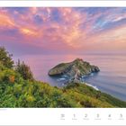 Mai | Juni; Gaztelugatxe im Golf von Biskaya, Spanien. Eindrucksvolle Felsküste unter einem farbenfrohen Himmel.