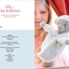 "Lilly – das Schäfchen. Lilly hilft, sanft in den Schlaf zu finden." Ein Kind mit Stofftier-Schäfchen am Fenster.