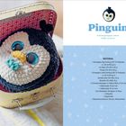 "Pinguin. Schwierigkeitsgrad: schwer. Größe: ca. 20 cm. MATERIAL: Scheepjes Big Darling, Scheepjes Little Darling, Sicherheitsaugen." Ein gestrickter Pinguin in einem offenen Koffer.