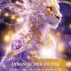 "Lyranischer Hüter. Du bist hier, um Licht in die Form zu bringen – nicht durch Kampf, sondern durch die Würde deines offenen Herzens."  
Illustration eines majestätischen, leuchtenden Wesens mit goldenen und violetten Akzenten.