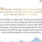 "Möge das Licht der Inspiration deinen Weg erhellen und dir die Kraft schenken, dein wahres Selbst zu entfalten."  
Hintergrund: Blumenzweig und Berge.