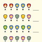 "Welches Abzeichen kommt als nächstes in jeder Reihe?" Vier Reihen mit bunten Abzeichen in Mustern.