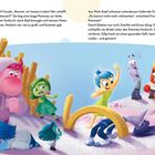 Text: Freude spricht von einem Pommes-Wald. Illustration: Bunte Figuren interagieren spielerisch in einer Pommes-Landschaft.