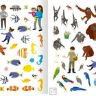 Links: Menschen im Zoo, Meerestiere wie Fische und Seepferdchen. Rechts: Affen, Papageien und ein Tierpfleger. 