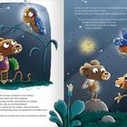 Zwei Mäuse bewundern eine schillernde Motte im Mondlicht. Glühwürmchen fliegen umher; eine warme, leuchtende Nacht.