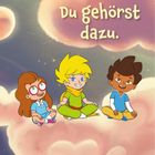 Text: "Du gehörst dazu." Illustration: Drei fröhliche Kinder sitzen auf einer rosa Wolke im Himmel.