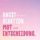"ANGST ist eine REAKTION. MUT eine ENTSCHEIDUNG." Hintergrund in sanften rosa und lila Tönen.