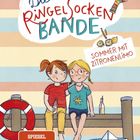 „Die Ringelsocken Bande“ und „Sommer mit Zitronenlimo“ auf verspieltem Hintergrund. Zwei Kinder auf einem Steg.