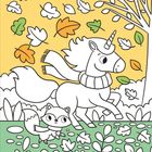 Illustration: Ein Einhorn mit Schal galoppiert neben einem Fuchs im Herbstwald. Blätter fallen von den Bäumen.