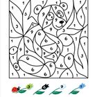 Zahlen von 1 bis 9 füllen Flächen in einer Ausmalvorlage. Unten: Marienkäfer und Blumen, jede mit einer Zahl und Farbe.