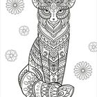 Keine Texte. Eine detailliert gemusterte Katze, umgeben von Blumen. Eine kunstvolle, verzierte Illustration.