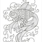 Detailreiche Schwarz-Weiß-Illustration eines Fisches mit fließenden Mustern und Blasen.