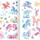 Illustration von farbenfrohen Einhörnern, Hasen und Fledermäusen in diversen Posen mit Blumen und Schneeflocken.