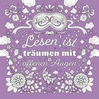 „Lesen ist träumen mit offenen Augen“. Ein lila Hintergrund mit verspielten Blumen und Sternen.