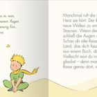 Links: "Plötzlich wusste ich, was es war..." Rechts: Ein Text über Fernweh und Erinnerungen mit dem kleinen Prinz. Illustration: Kleiner Prinz sitzt in der Wüste.