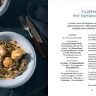 "PILZPFANNE MIT TOPFENKNÖDELN" und Zutatenliste. Links sind zwei Schüsseln mit Knödeln und Pilzen abgebildet. Rechts Besteck.