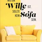 "Wo ein Wille ist, sollte kein Sofa sein." Ein gelbes Sofa vor einer zweifarbigen Wand in Gelb und Weiß.