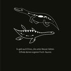 Es steht: „Es gab auch Dinos, die unter Wasser lebten. Erfinde deinen eigenen Fisch-Saurier.“ Zwei weiße Dinosaurier-Illustrationen auf schwarzem Hintergrund.