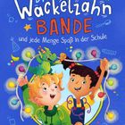 „Die Wackelzahn Bande und jede Menge Spaß in der Schule“. Zwei freudige Kinder und ein grüner Drache mit Lichterkette.