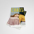 CHAOS, Andréa Ager-Hanssen, Roman. Ein Gemälde einer Frau in Gelb lehnt ihren Kopf auf einen rosa Tisch.