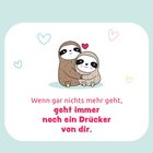 „Wenn gar nichts mehr geht, geht immer noch ein Drücker von dir.“ Zwei sich umarmende Faultiere, Herzen.