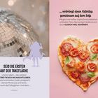 25. SEID DIE ERSTEN AUF DER TANZFLÄCHE. Bild: Diskokugel.  
26. ...verbringt einen Katertag. Bild: Herzförmige Pizza.