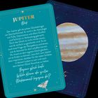 JUPITER, Glück. Der Jupiter gilt als echter Glücksbringer am Sternenhimmel. Beginne gleich heute: Welche kleinen oder großen Glücksmomente begegnen dir?

Illustration: Eine Karte zeigt Jupiter im Weltraum.