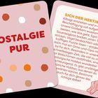 "NOSTALGIE PUR" in Rot, viele bunte Punkte. Text über Hobbys und Entspannung in nostalgischer Karte.