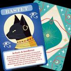 „BASTET“ oben, Text: „Schutz & Sanftmut“. Katze im Profil, ägyptische Symbole, leuchtende Farben.