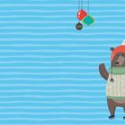 Illustration: Ein Bär mit rotem Hut und Pullover, daneben schwebender Rentierkopf und Weihnachtsschmuck auf blauem Streifenhintergrund.