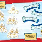 Katie hat Geburtstag und die Fellfreunde haben für sie gebacken. Wie viele Cupcakes zählst du jeweils? Ziehe die richtige Zahl nach. Hilft Rubble jeweils die Zahlenreihen von 1 bis 6 zu vervollständigen. Oben links ist ein Mädchen, unten rechts ein Hund im Bauarbeiter-Outfit. Cupcakes und nummerierte Knochen sind verstreut.