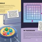 Sticker Nummer 14 zu den drei größten Bällen kleben. Sticker Nummer 15 auf die Felder kleben, um den Weg frei zu machen.