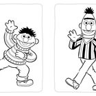 Zwei fröhliche Figuren, die jeweils eine Hand heben. Links trägt Streifenpullover, rechts gestreiftes Hemd. Schwarz-weiß.