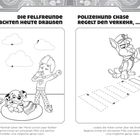 Text oben: "DIE FELLFREUNDE ÜBERNACHTEN HEUTE DRAUßEN" und "POLIZEIHUND CHASE REGELT DEN VERKEHR,..."

Links gähnender Junge, zwei Hunde auf Kissen. Rechts Hund in Uniform leitet Küken über Zebrastreifen.