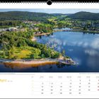 April, Kalender, See im Vordergrund, Boote am Ufer, Häuser im Hintergrund, umgeben von Wäldern und Hügeln.