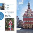 38 Titisee: Rund um den Schwarzwaldsee. Rechts ein rotes, mehrstöckiges Rathausgebäude mit astronomischer Uhr.